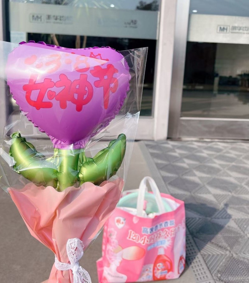 Η Wenling Minghua Gear αποτίει φόρο τιμής στη «δύναμή της»: Οι εργαζόμενες γυναίκες ανθίζουν με λαμπρότητα και λάμψη με γυναικεία γοητεία